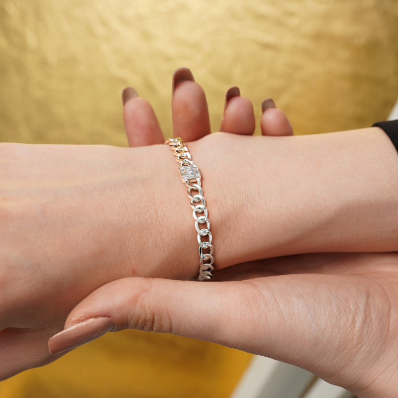0.44 CT Lab Grown Emerald Illusion Curb Chain Bracelets  In 18K White Gold