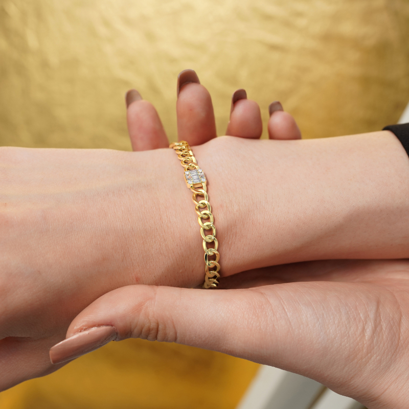 0.44 CT Lab Grown Emerald Illusion Curb Chain Bracelets  In 9K Yellow Gold