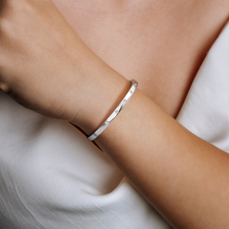 0.45 CT Lab Grown Diamond Bangle Shared Claw Set In 18K White Gold